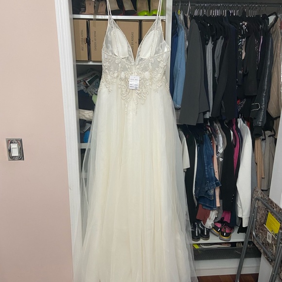 Gallina Signature wedding gown brand new never worn or tailored. Size 10. - Picture 5 of 7